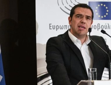 Bloomberg: «Ο Τσίπρας ρισκάρει να προκαλέσει την οργή των δανειστών με την αύξηση του κατώτατου μισθού»